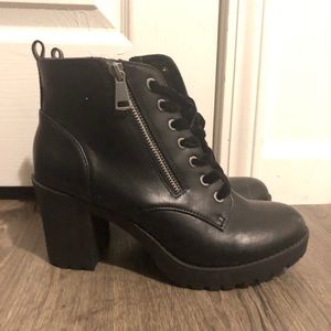 Black ankle boots with velvet laces